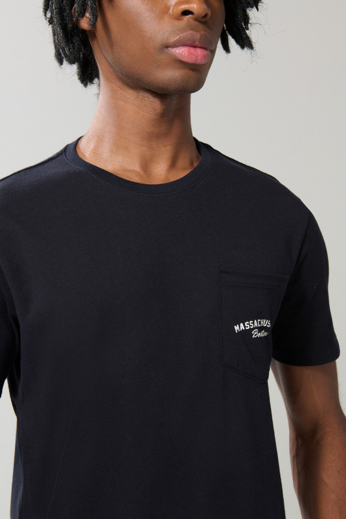 Camiseta azul con arte college, manga corta y bolsillo