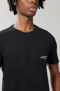 Camiseta azul con arte college, manga corta y bolsillo