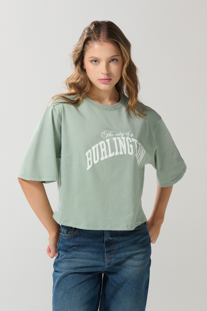 Camiseta oversize crop top verde con estampado college