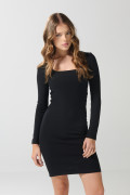 Vestido corto negro con escote cuadrado y manga larga
