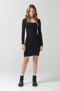 Vestido corto negro con escote cuadrado y manga larga