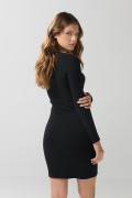 Vestido corto negro con escote cuadrado y manga larga