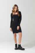 Vestido corto negro con escote cuadrado y manga larga