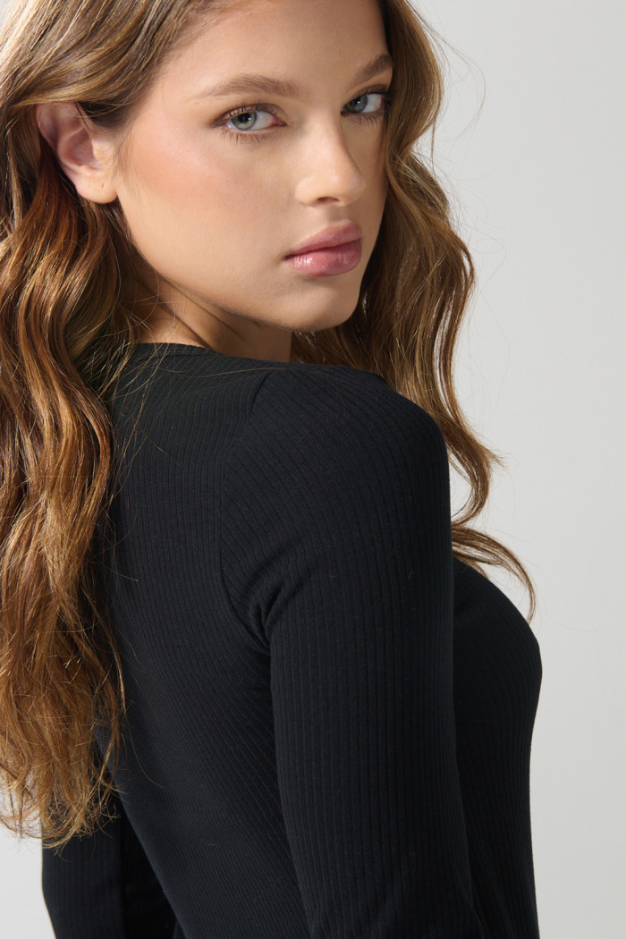 Vestido corto negro con escote cuadrado y manga larga