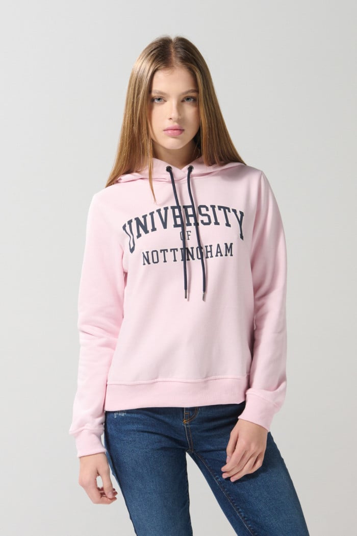 Buzo rosado claro con capota y estampado college