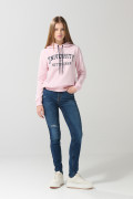 Buzo rosado claro con capota y estampado college