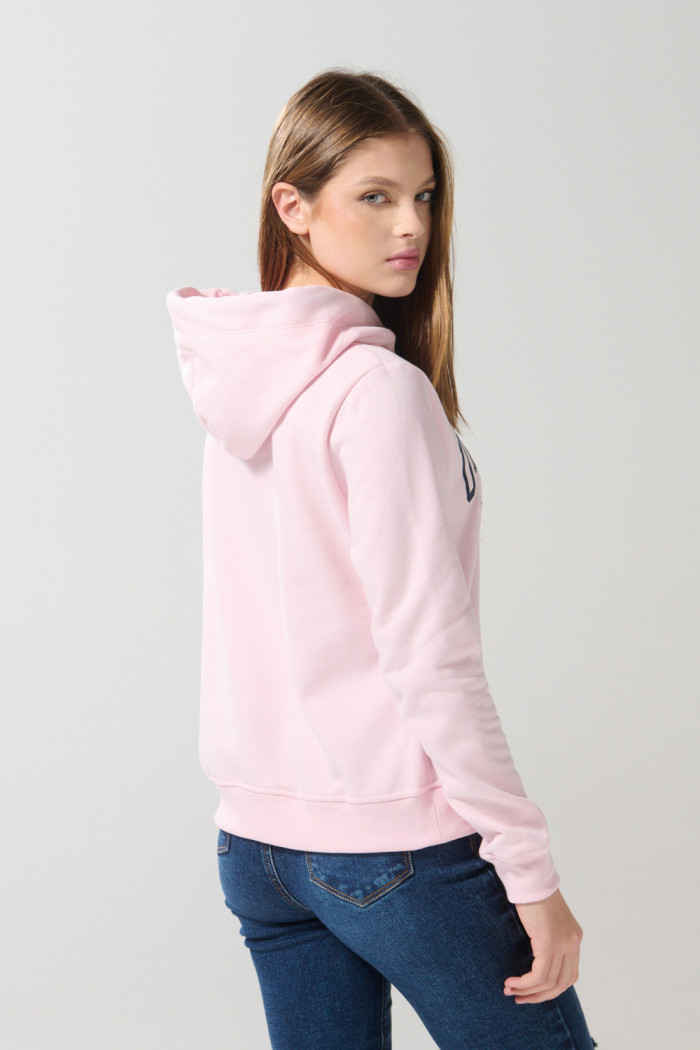 Buzo rosado claro con capota y estampado college