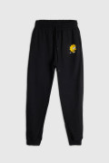 Pantalón jogger en color negro con costura estampado de los Simpson en frente.