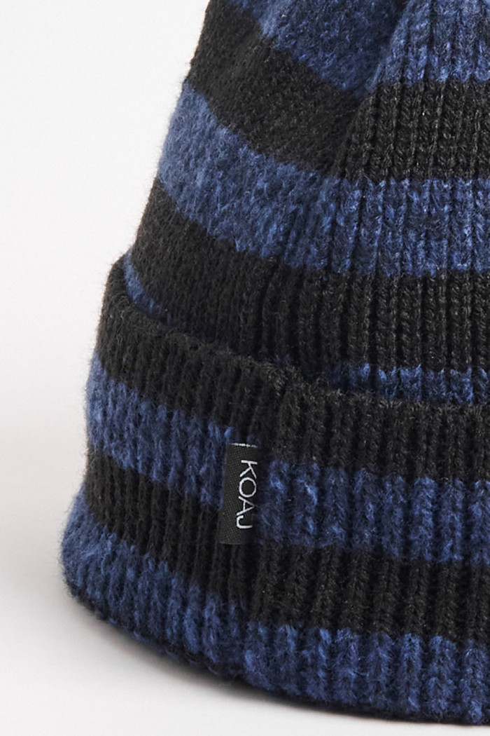 Gorro azul intenso con rayas y diseño de Lilo & Stitch