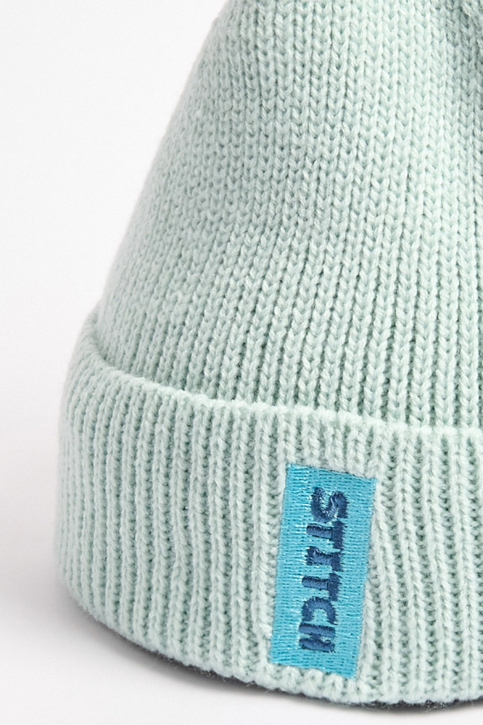 Gorro tejido verde claro con bordado de Lilo & Stitch