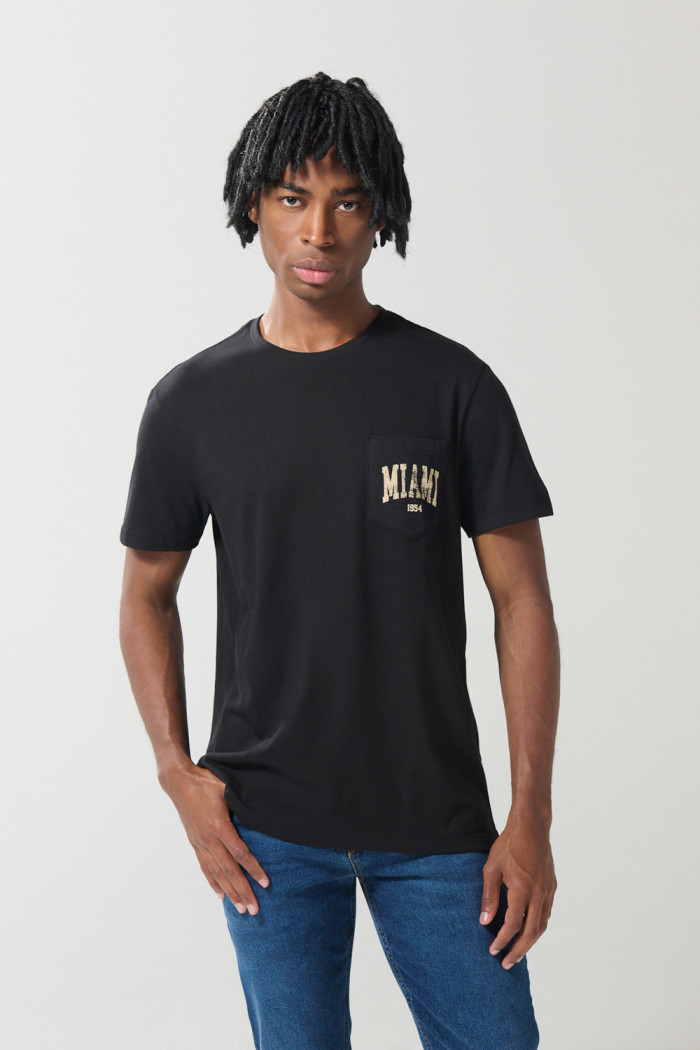 Camiseta negra con manga corta, arte college y bolsillo
