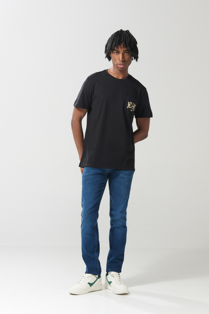 Camiseta negra con manga corta, arte college y bolsillo