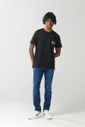 Camiseta negra con manga corta, arte college y bolsillo