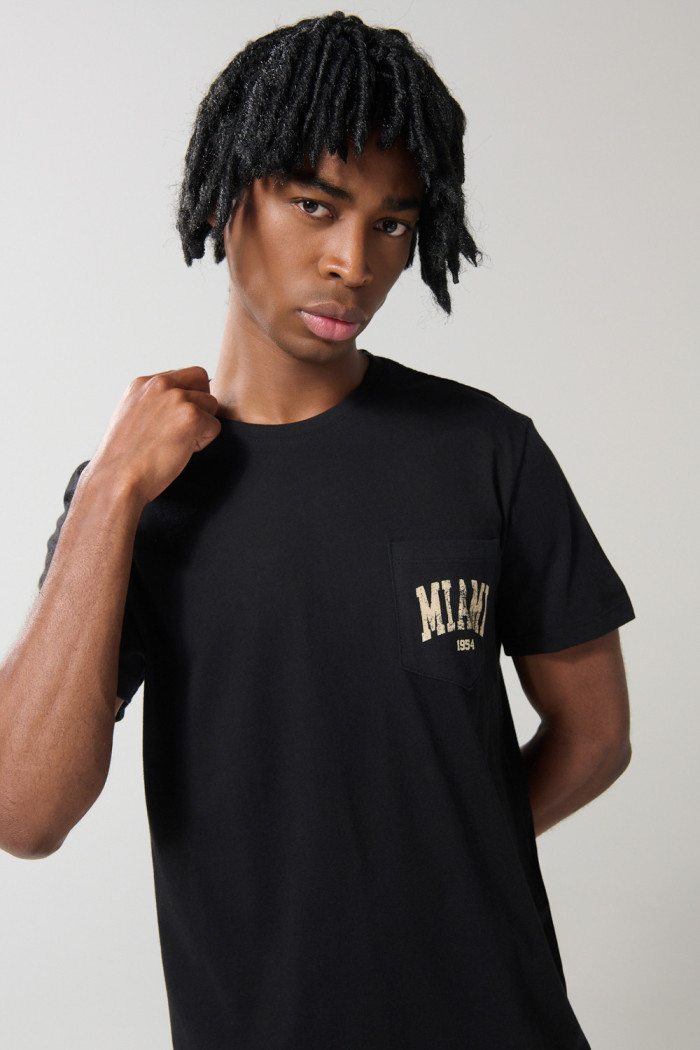 Camiseta negra con manga corta, arte college y bolsillo