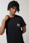 Camiseta negra con manga corta, arte college y bolsillo
