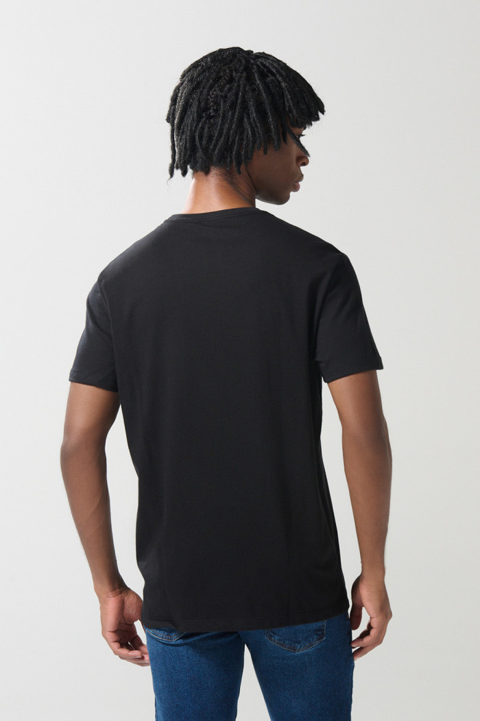 Camiseta negra con manga corta, arte college y bolsillo