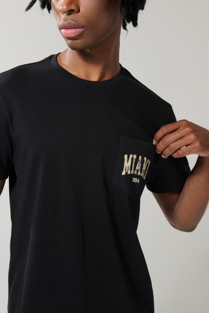 Camiseta negra con manga corta, arte college y bolsillo