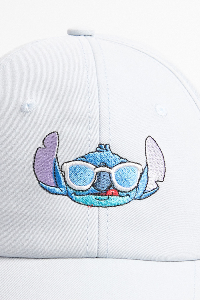 Cachucha beisbolera azul clara con bordado de Lilo & Stitch
