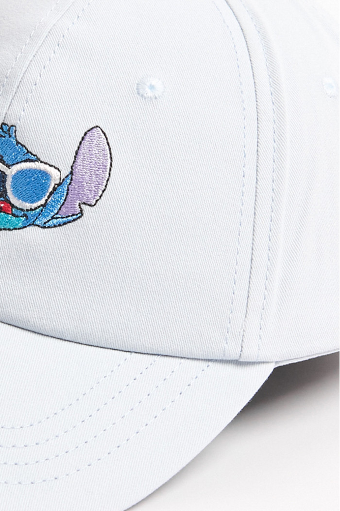 Cachucha beisbolera azul clara con bordado de Lilo & Stitch
