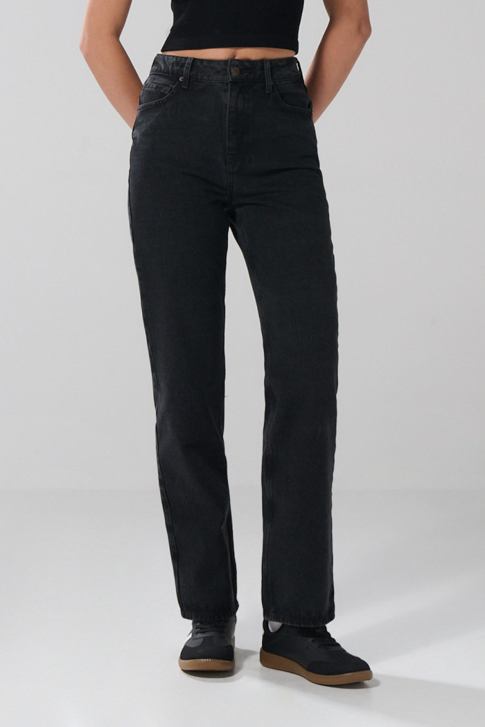 Jean tiro alto 90´S gris intenso con bota recta y bolsillos