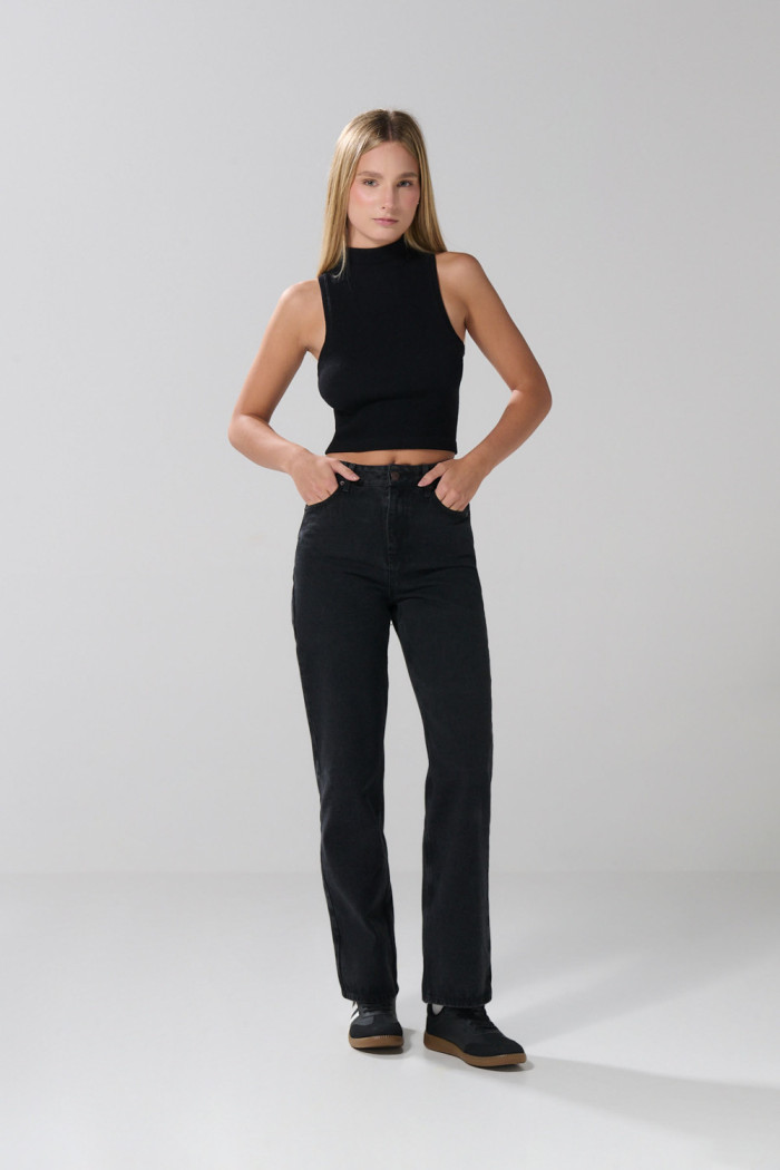 Jean tiro alto 90´S gris intenso con bota recta y bolsillos