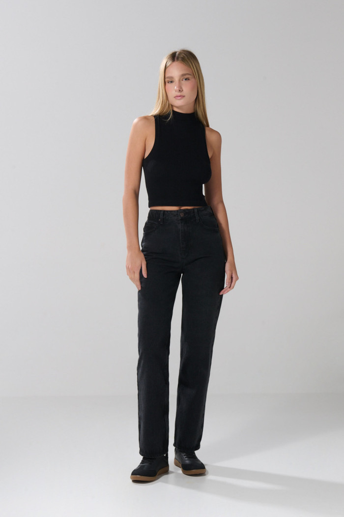Jean tiro alto 90´S gris intenso con bota recta y bolsillos