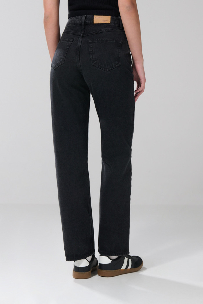Jean tiro alto 90´S gris intenso con bota recta y bolsillos