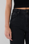 Jean tiro alto 90´S gris intenso con bota recta y bolsillos