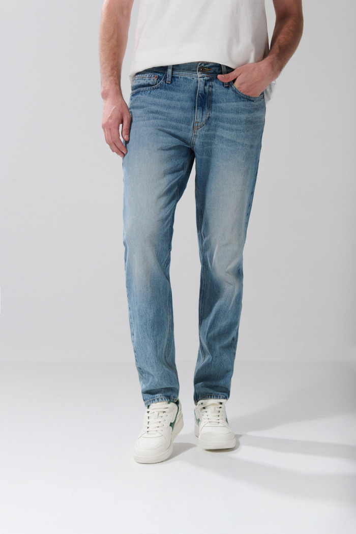 Jean 90´S azul claro con tiro bajo, desgastes y bota recta