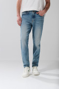 Jean 90´S azul claro con tiro bajo, desgastes y bota recta
