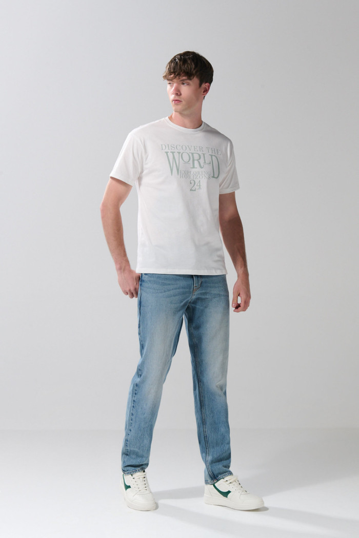 Jean 90´S azul claro con tiro bajo, desgastes y bota recta
