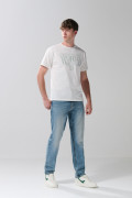 Jean 90´S azul claro con tiro bajo, desgastes y bota recta
