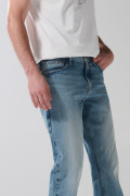 Jean 90´S azul claro con tiro bajo, desgastes y bota recta