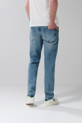 Jean 90´S azul claro con tiro bajo, desgastes y bota recta