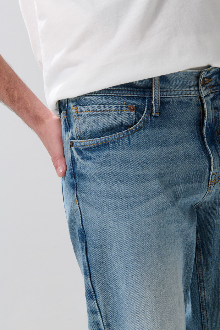 Jean 90´S azul claro con tiro bajo, desgastes y bota recta