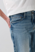Jean 90´S azul claro con tiro bajo, desgastes y bota recta