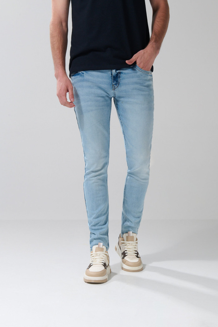 Jean skinny tiro bajo azul claro ajustado con desgastes
