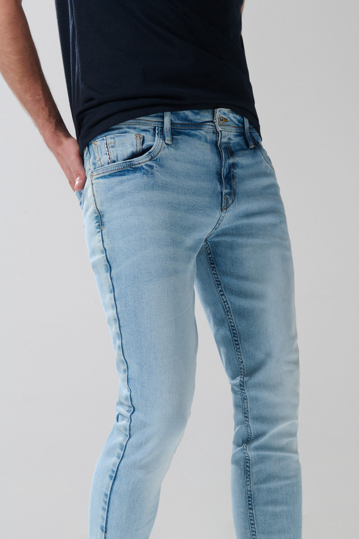 Jean skinny tiro bajo azul claro ajustado con desgastes