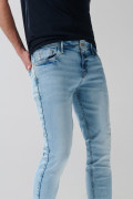 Jean skinny tiro bajo azul claro ajustado con desgastes