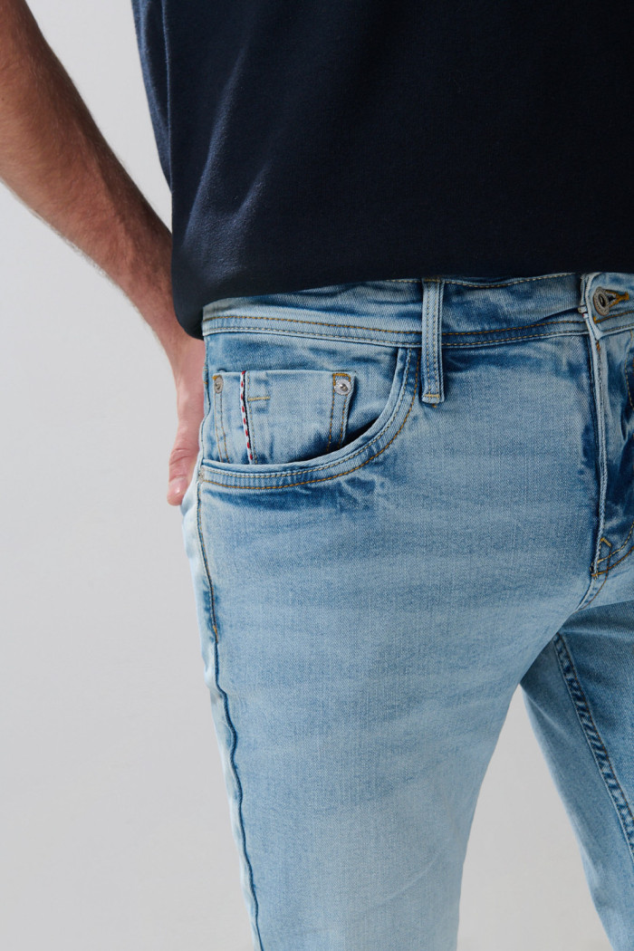 Jean skinny tiro bajo azul claro ajustado con desgastes