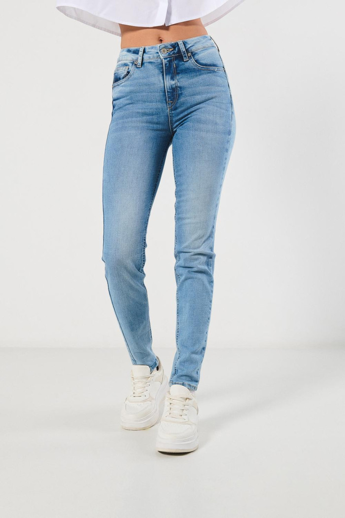 Jean azul claro push up con tiro alto y realce
