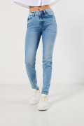 Jean azul claro push up con tiro alto y realce