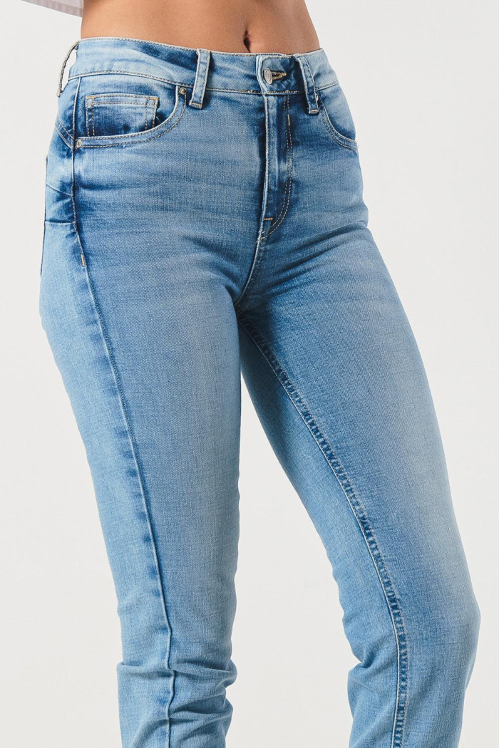 Jean azul claro push up con tiro alto y realce
