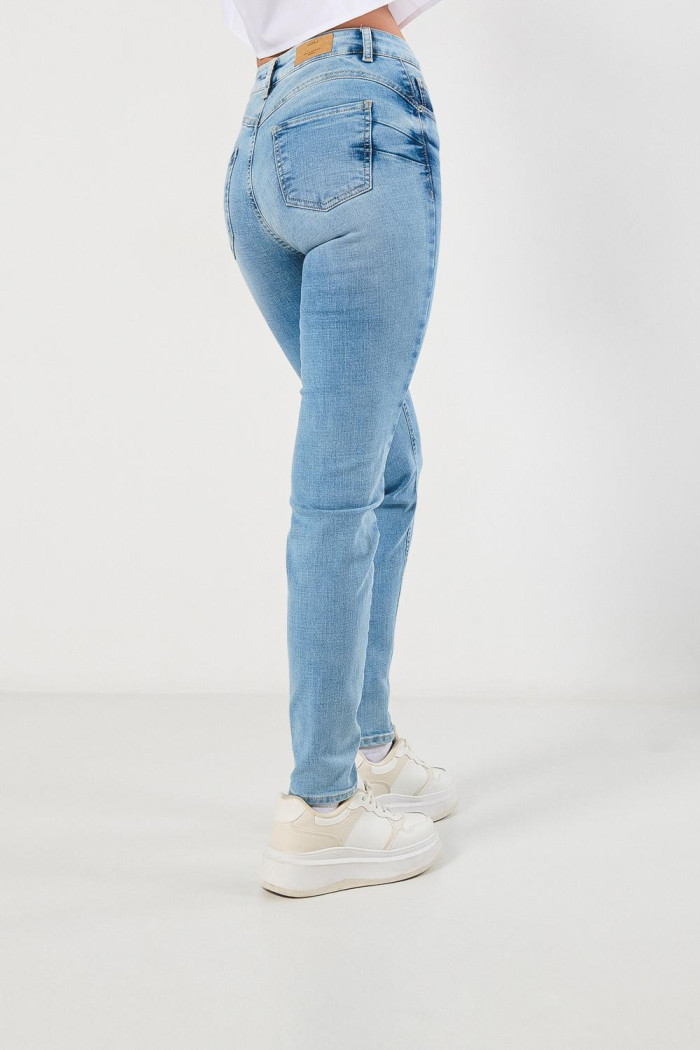 Jean azul claro push up con tiro alto y realce