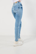 Jean azul claro push up con tiro alto y realce