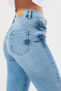 Jean azul claro push up con tiro alto y realce