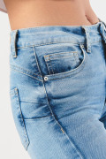 Jean azul claro push up con tiro alto y realce