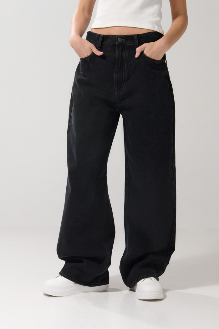Jean tiro medio baggy gris intenso con bota ancha