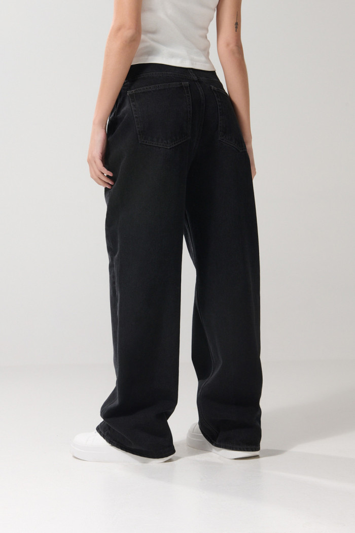 Jean tiro medio baggy gris intenso con bota ancha