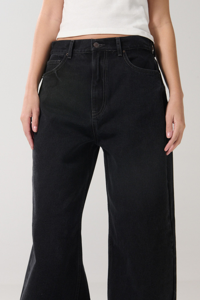 Jean tiro medio baggy gris intenso con bota ancha